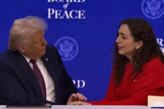 Fotografia e Ditës:  Presidentja e Kosovës, Vjosa Osmani me
Presidentin e Shtete...