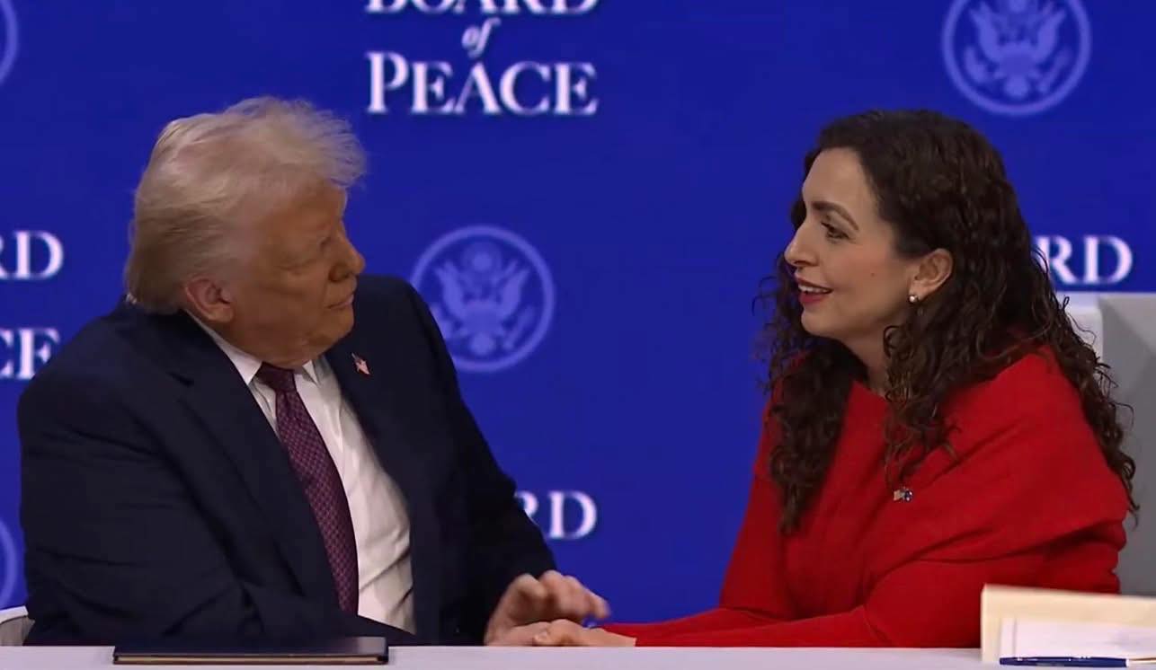 Fotografia e Ditës:  Presidentja e Kosovës, Vjosa Osmani me
Presidentin e Shtete...