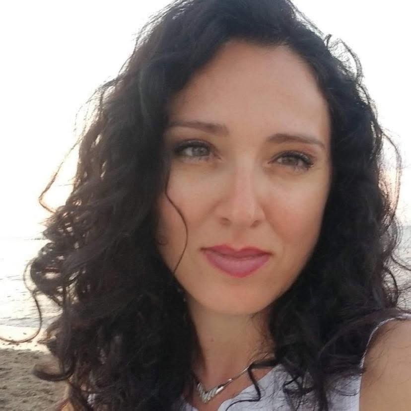 “Golden Armor” – Mburoja e Artë e Kurajës dhe Dashurisë në Poezinë e Armenida Qy...