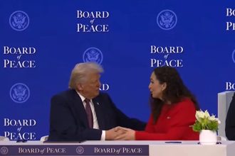 Osmani shtrëngon duart me Trumpin, Kosova nënshkruan pjesëmarrjen në Bordin e Pa...