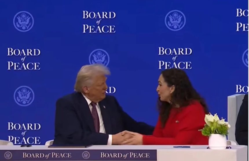 Osmani shtrëngon duart me Trumpin, Kosova nënshkruan pjesëmarrjen në Bordin e Pa...