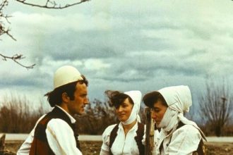 Tre figura nga Dukagjini i Kosovës: dy gra dhe një burrë të veshur me rroba trad...